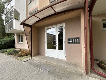 Vchod do domu - Prodej bytu 1+1 v osobním vlastnictví 44 m², Třebíč