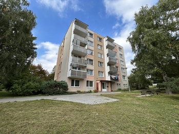 Pohled na dům - Prodej bytu 1+1 v osobním vlastnictví 44 m², Třebíč