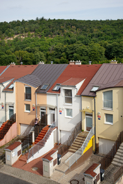 pohled na nabízený dům (bílá fasáda) - Prodej domu 150 m², Praha 4 - Kunratice 
