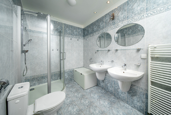 koupelna se sprchovým koutem (2. patro) - Prodej domu 150 m², Praha 4 - Kunratice