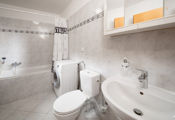 koupelna s vanou (přízemí) - Prodej domu 150 m², Praha 4 - Kunratice