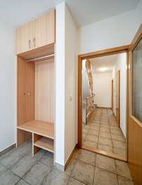 chodba v 1. patře - Prodej domu 150 m², Praha 4 - Kunratice