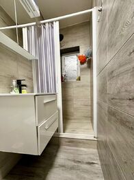 Byt 3+kk v 1. patře - koupelna - Prodej nájemního domu 333 m², Hlinsko