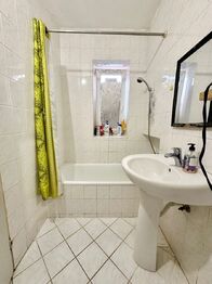 Byt 3+1 v 1. patře - koupelna - Prodej nájemního domu 333 m², Hlinsko