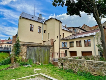 Pohled ze dvora na nově zateplenou fasádu - Prodej nájemního domu 333 m², Hlinsko