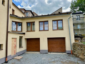 Dvě garáže v suterénu  - Prodej nájemního domu 333 m², Hlinsko