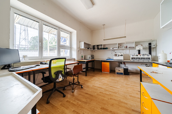 Prodej výrobních prostor 4050 m², Pouzdřany