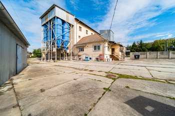 Prodej výrobních prostor 4050 m², Pouzdřany