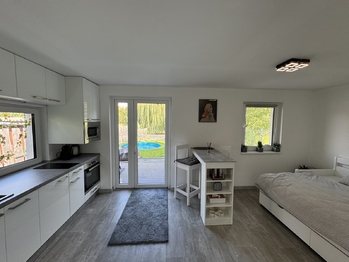 Pohled z obývací části - Prodej chaty / chalupy 37 m², Měrunice