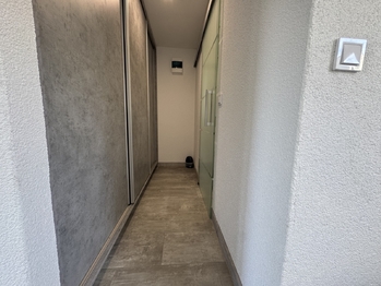 Chodba s vestavěnými skříněmi - Prodej chaty / chalupy 37 m², Měrunice