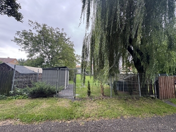 Pohled na pozemek ze silnice - Prodej chaty / chalupy 37 m², Měrunice