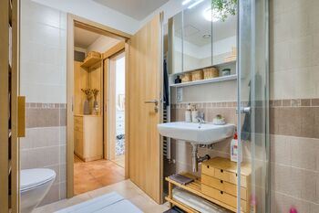 Koupelna s WC - Pronájem bytu 1+kk v osobním vlastnictví 39 m², Plzeň