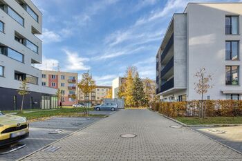 Vnitroblok s parkovacím stáním - Pronájem bytu 1+kk v osobním vlastnictví 39 m², Plzeň