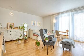 Obývací pokoj s kuchyňským koutem - Pronájem bytu 1+kk v osobním vlastnictví 39 m², Plzeň