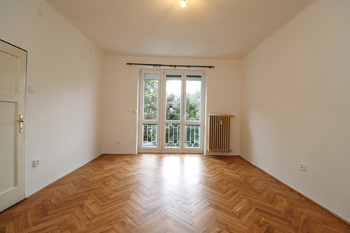 Obývací pokoj - Prodej bytu 2+1 v osobním vlastnictví 77 m², Praha 8 - Libeň