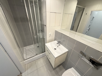 koupelna - Prodej bytu 2+kk v osobním vlastnictví 58 m², Plzeň