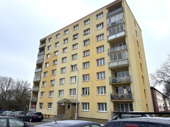 pohled na dům přední - Prodej bytu 2+kk v osobním vlastnictví 58 m², Plzeň