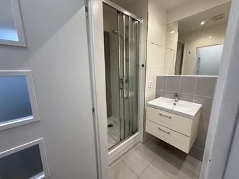 koupelna - Prodej bytu 2+kk v osobním vlastnictví 58 m², Plzeň