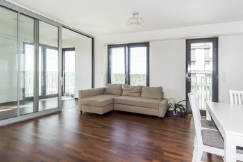 obývací pokoj se zimní zahradou - Pronájem bytu 2+kk v osobním vlastnictví 66 m², Praha 3 - Žižkov