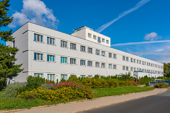 pohled na dům z hlavní přístupové silnice - Prodej bytu 3+kk v osobním vlastnictví 64 m², Kralupy nad Vltavou 
