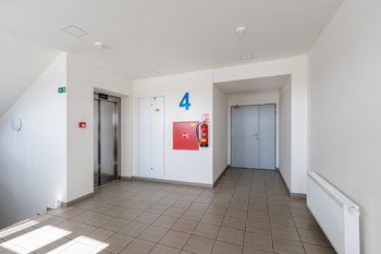 vstupní chodba na patře - Prodej bytu 3+kk v osobním vlastnictví 64 m², Kralupy nad Vltavou