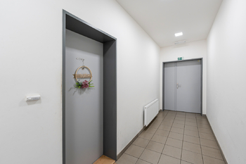 chodba u bytu - Prodej bytu 3+kk v osobním vlastnictví 64 m², Kralupy nad Vltavou