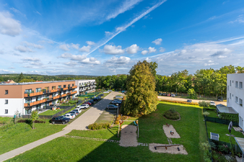 pohled na hřište a parkování okolo domu - Prodej bytu 3+kk v osobním vlastnictví 64 m², Kralupy nad Vltavou