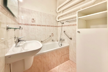 Koupelna - Prodej bytu 3+1 v družstevním vlastnictví 75 m², Praha 4 - Nusle