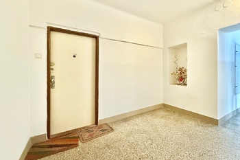 Vchod - Prodej bytu 3+1 v družstevním vlastnictví 75 m², Praha 4 - Nusle