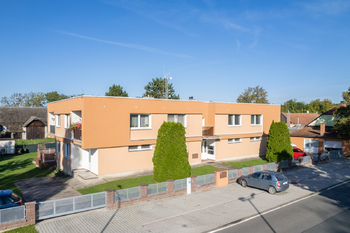 Pohled na dům - Prodej bytu 3+kk v osobním vlastnictví 81 m², Opočnice