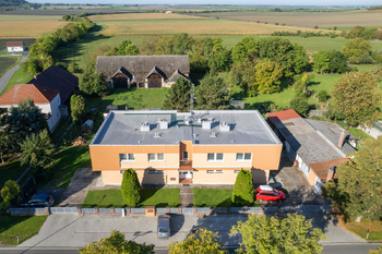 Pohled na dům a okolí - Prodej bytu 3+kk v osobním vlastnictví 81 m², Opočnice 