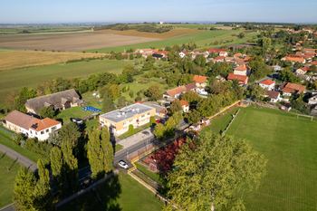Pohled na dům a okolí - Prodej bytu 3+kk v osobním vlastnictví 81 m², Opočnice