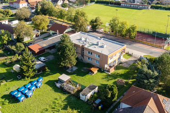 Pohled na dům a okolí - Prodej bytu 3+kk v osobním vlastnictví 81 m², Opočnice