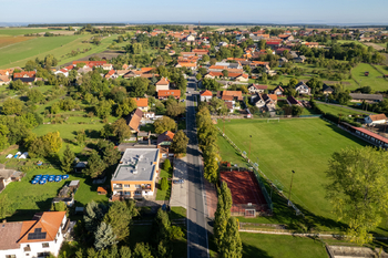Pohled na dům a okolí - Prodej bytu 3+kk v osobním vlastnictví 81 m², Opočnice