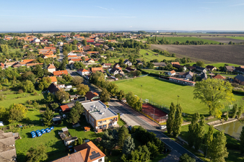 Pohled na dům a okolí - Prodej bytu 3+kk v osobním vlastnictví 81 m², Opočnice