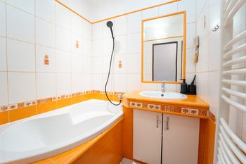 Koupelna s vanou - Prodej bytu 3+kk v osobním vlastnictví 81 m², Opočnice