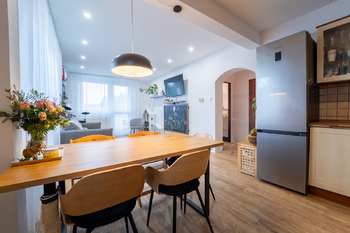 Obývací pokoj s kuchyňským koutem - Prodej bytu 3+kk v osobním vlastnictví 81 m², Opočnice