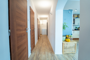 Chodba bytu - Prodej bytu 3+kk v osobním vlastnictví 81 m², Opočnice