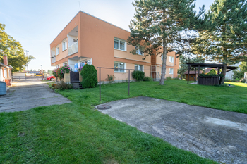 Pohled na dům - Prodej bytu 3+kk v osobním vlastnictví 81 m², Opočnice