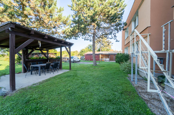 Společný altán a zahrada za domem - Prodej bytu 3+kk v osobním vlastnictví 81 m², Opočnice