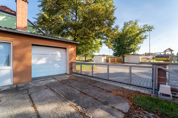 Pohled na garáž a bránu - Prodej bytu 3+kk v osobním vlastnictví 81 m², Opočnice