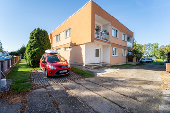 Pohled na dům a parkovací místo - Prodej bytu 3+kk v osobním vlastnictví 81 m², Opočnice