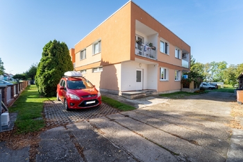 Pohled na dům a parkovací místo - Prodej bytu 3+kk v osobním vlastnictví 81 m², Opočnice