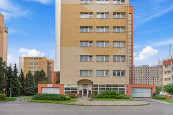 Vchod - Prodej bytu 1+1 v osobním vlastnictví 41 m², Praha 4 - Písnice