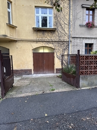 Vchod do obchodních prostor a parkovací místo - Pronájem obchodních prostor 120 m², Praha 6 - Vokovice