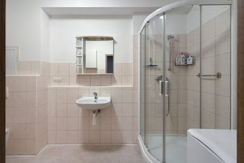Koupelna se sprchovým koutem - Pronájem bytu 2+kk v osobním vlastnictví 53 m², Rakovník