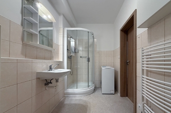 Koupelna se sprchovým koutem - Pronájem bytu 2+kk v osobním vlastnictví 53 m², Rakovník