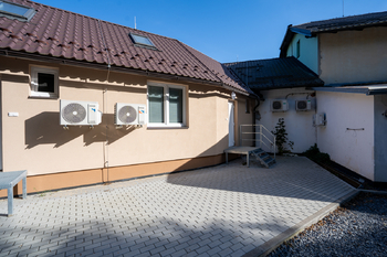 Prodej obchodních prostor 1076 m², Lutonina