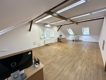 Prodej obchodních prostor 1076 m², Lutonina