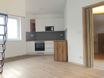 Prodej obchodních prostor 1076 m², Lutonina